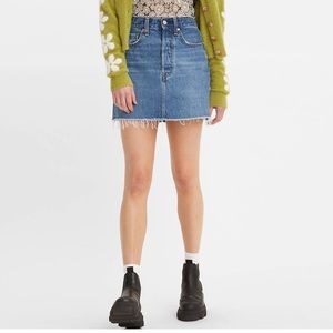 LEVI’S RIBCAGE DENIM SKIRT SIZE 24